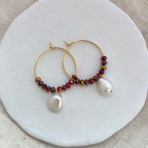 Gold-plated earrings, freshwater pearls and petroleum crystals
