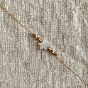 Ultra fine chain bracelet gilded with fine gold, real mother-of-pearl star and taupe crystals