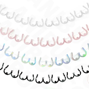 Peut inclure: Une guirlande de cinq rang&eacute;es de d&eacute;coupes en papier paillet&eacute; en forme de seins dans diff&eacute;rentes couleurs, dont l'argent, le rose, l'iridescent et le noir. La guirlande est enfil&eacute;e sur une ficelle blanche.