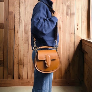 Leather saddle bag for women image 4