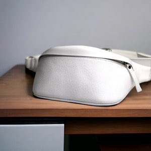 Weiße Gürteltasche für Frauen Leder Schultertasche Personalisiertes Geschenk für sie