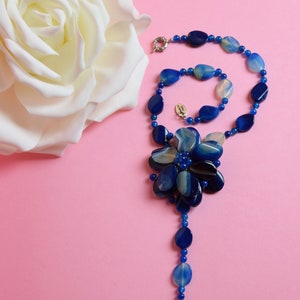 Necklace with flower pendant blue