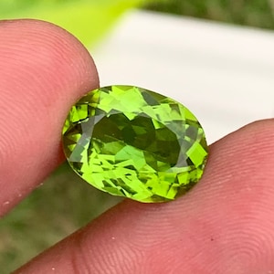 Olive Green Peridot Gemstone 5.10 CT: Oval Cut Stone for Engagement Ring