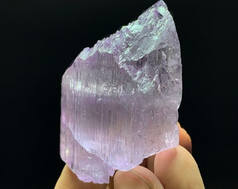 Rosa Kunzit Kristall: Roh Spodumen, Gem Grade (98.80 Gramm)