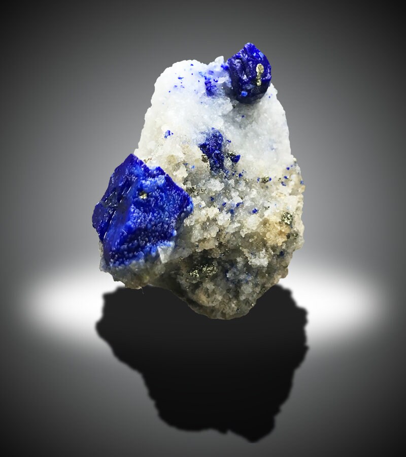 ラズライト標本：金色の黄鉄鉱を含むインクブルーの結晶