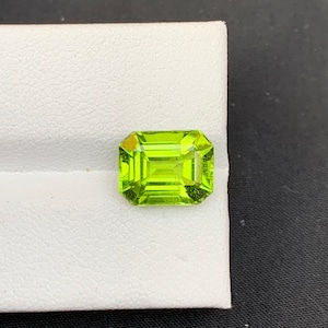 Emerald Cut Peridot Gemstone: Natural Green Jewelry Stone, 4.50 Carats