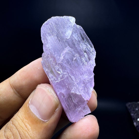 天然のピンククンツァイトクリスタル 天然のピンク色のクンツァイト クリスタル。