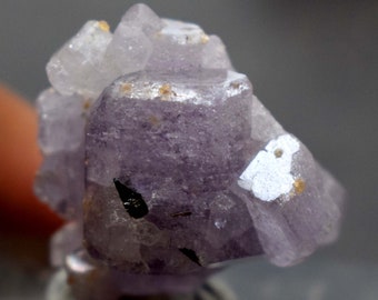 Kryształ apatytu z podwójnym zakończeniem i najrzadszym childranitem