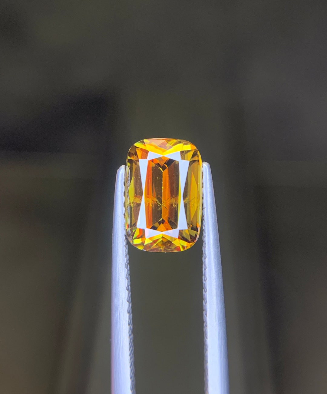 Sphène Naturelle 1,3 Carats - Couleur Jaune Explosive - Taille Ovale - Sans Inclusion Visible