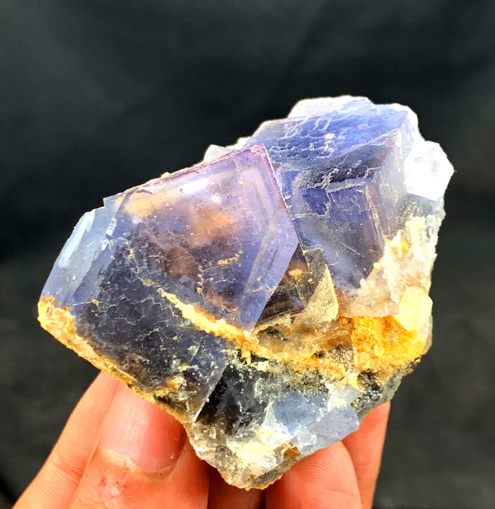 Cristaux esthétiques de fluorite cubique bleue avec fantômes bruns et