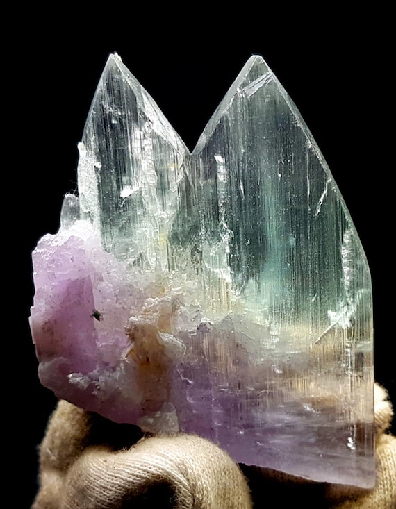バイカラー クンツァイト クリスタル: 天然 V 字型 アフガニスタン鉱物
