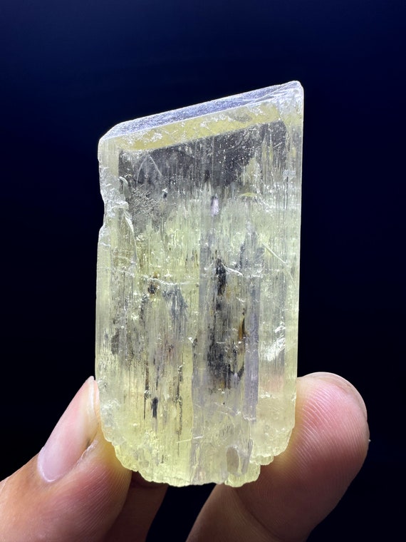 天然の黄色のトリフェーン クンツァイト クリスタル 天然の黄色の