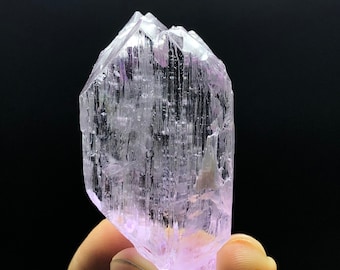 Ejemplar de cristal de kunzita rosa: piedra preciosa de espodumena en bruto (43,50 gramos)