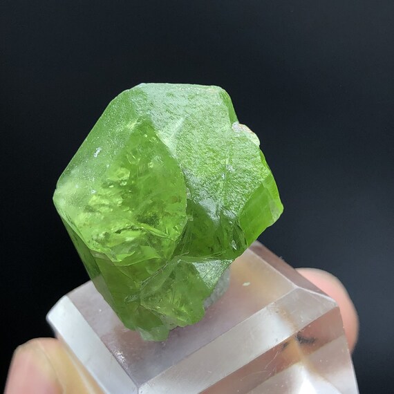 天然グリーンペリドット標本。 天然グリーンペリドット標本。