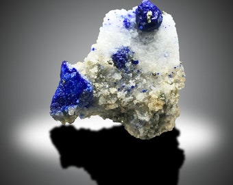 ラズライト標本：金色の黄鉄鉱を含むインクブルーの結晶