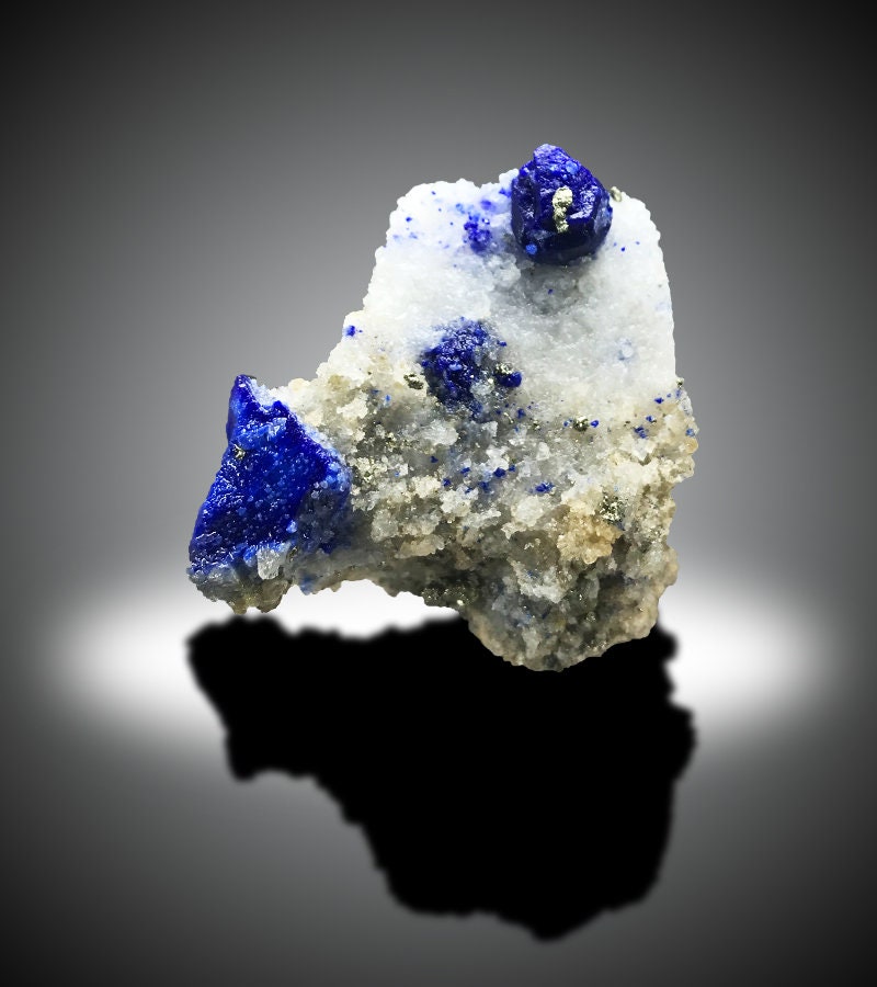 ラズライト標本：金色の黄鉄鉱を含むインクブルーの結晶