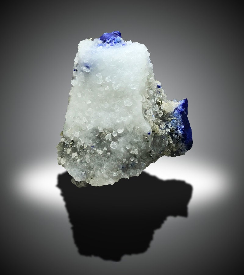 ラズライト標本：金色の黄鉄鉱を含むインクブルーの結晶