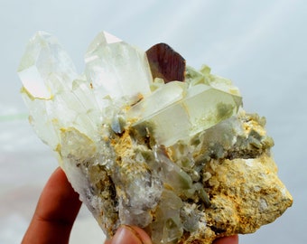 402 gramy Piękny Zakończony i Nieuszkodzony Rzadki Czerwony Kryształ Brookitu Z Przezroczystym Kwarcem - 109*80*57 mm