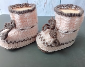 Zartrosa/braun Babyschuhe gestrickt zum Binden