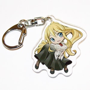 Peut inclure: Un porte-clés en acrylique transparent représentant un personnage d'anime de dessin animé avec des cheveux blonds, des yeux bleus et une robe blanche et noire. Le personnage tient un objet blanc dans ses mains.