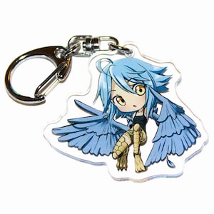 Może przedstawiać: Brelok z przezroczystego akrylu z niebieską i białą postacią anime z skrzydłami. Postać ma niebieskie włosy i żółte oczy.