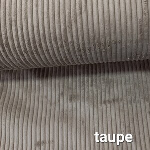Może przedstawiać: Zbliżenie na tkaninę z  corduroy w kolorze taupe. Tkanina ma żebrowaną fakturę i miękki, pluszowy charakter.