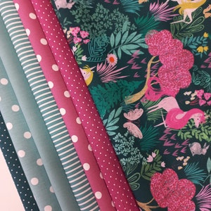 Könnte beinhalten: Eine Auswahl an Stoffmustern in verschiedenen Mustern und Farben. Die Stoffe umfassen Punkte, Streifen und ein skurriles Waldmuster mit Einhörnern, Schmetterlingen und Blumen. Die Farben umfassen Türkis, Rosa und Dunkelgrün.