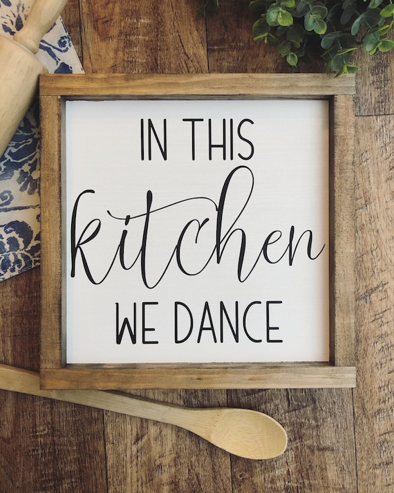 Cartello In Legno Chico Creek Signs – In This Kitchen, We Dance – Rustico, 20x61 Cm, Decorazione Da Parete