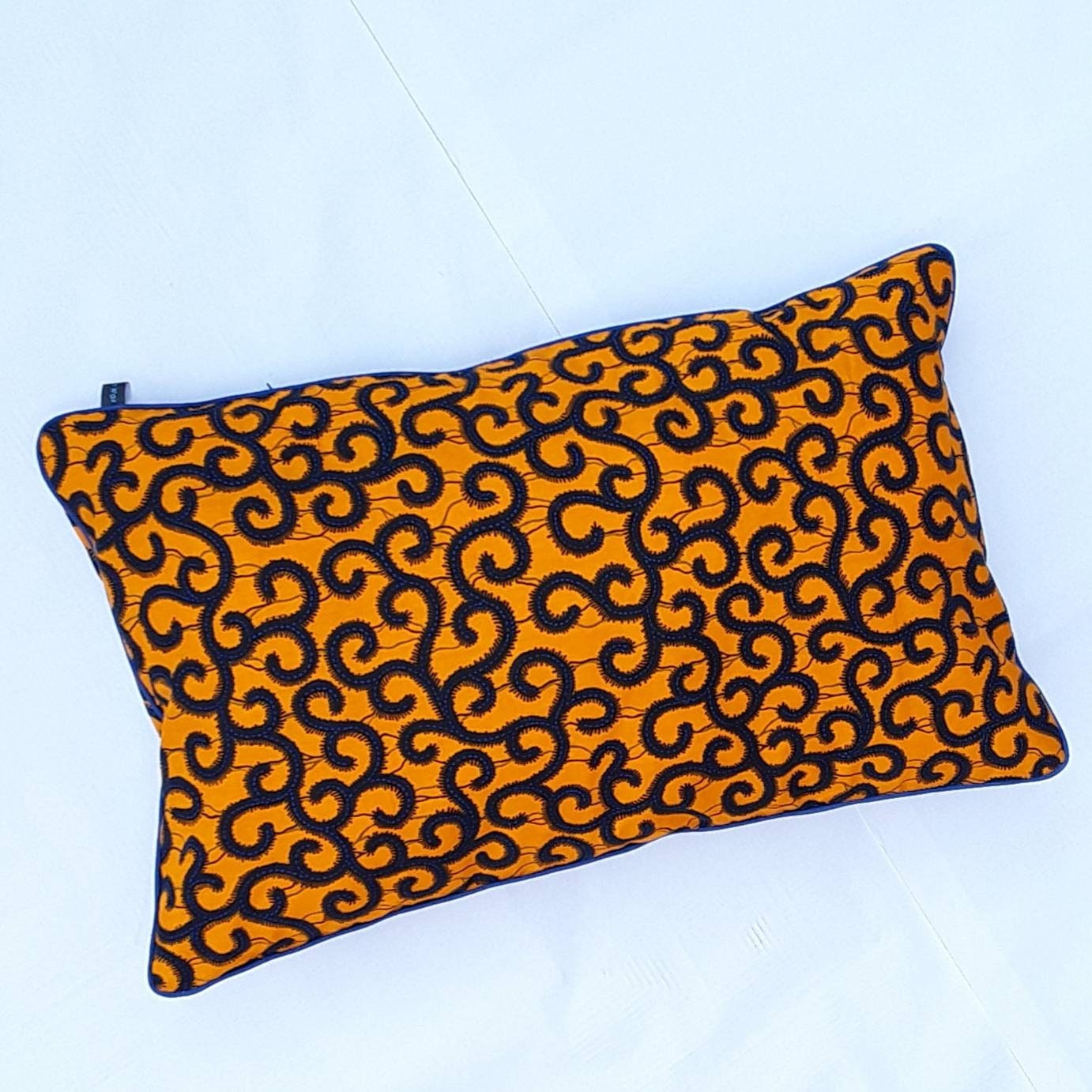 Housse Coussin 65x40 Jaune Safran. Wax 100% Coton, Finition Passepoil Bleu et Fermeture Éclair. Vend