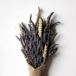 The Romilly - Grandes buquês de lavanda e trigo amarrados à mão