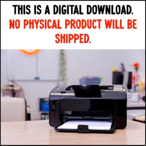 Pu&ograve; includere: Una stampante nera con un foglio di carta bianco nel vassoio di uscita. La stampante &egrave; su un tavolo di legno. Il testo "THIS IS A DIGITAL DOWNLOAD. NO PHYSICAL PRODUCT WILL BE SHIPPED." &egrave; visualizzato sopra la stampante.