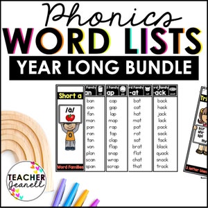 Puede incluir: Un recurso educativo colorido titulado "Phonics WORD LISTS YEAR LONG BUNDLE". La imagen presenta listas de palabras organizadas por familias de palabras, con ejemplos como "an", "ap" y "-at". También se ve un arcoíris de madera y bolígrafos.