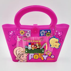 2004 Polly Pocket handdekorerad rosa plastväska av Lauren Jay Designs