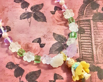 Collana con ciondolo e perline rosa raffigurante la bambola fata Cindy Polly Pocket del 1997 di Lauren Jay Designs