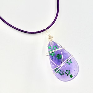 Lila Harz Grüner Stern Teardrop Anhänger mit Silber Draht gewickelt Detail Halskette von Lauren Jay Designs
