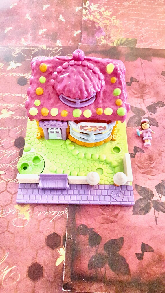 Polly Pocket Ice Cream Parlor with 1 Doll