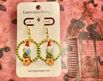 Miniatuur kabouterhanger met bloemenkraaltjes van Lauren Jay Designs