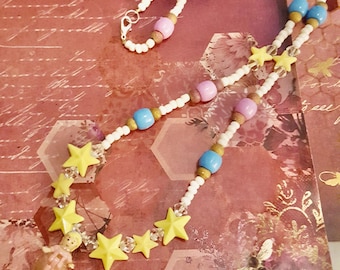 Collana con ciondolo a forma di bambola Polly Pocket, modello 1995 con capelli lunghi e stella decorata con perline.