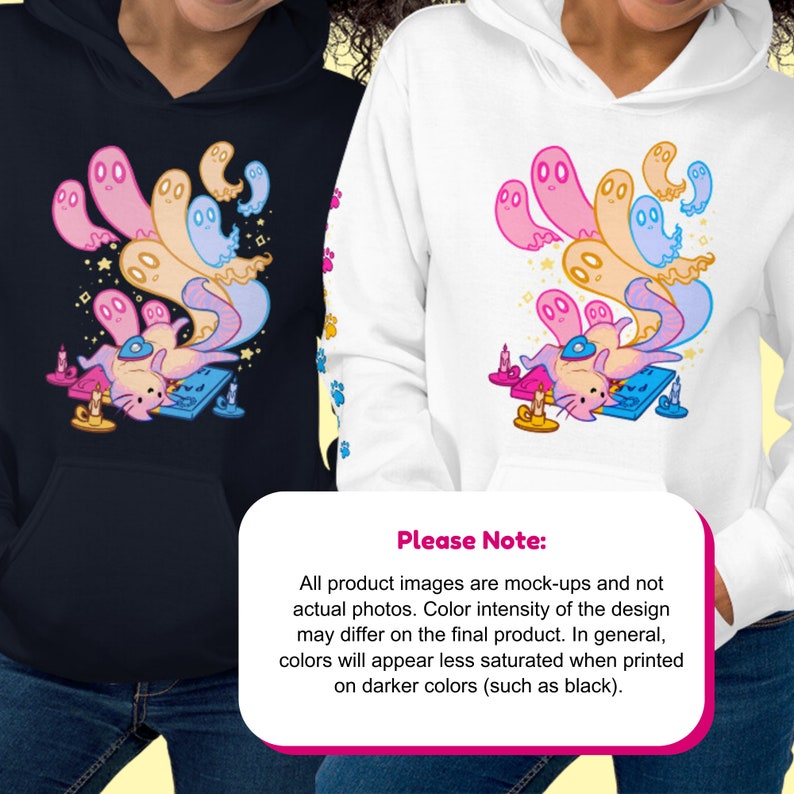 Peut inclure: Un sweat-shirt noir et blanc avec un imprim&eacute; graphique color&eacute; d'un chat entour&eacute; de fant&ocirc;mes. Le graphique comprend &eacute;galement des bougies et des &eacute;toiles. Le texte "Veuillez noter : Toutes les images de produits sont des maquettes et non des photos r&eacute;elles. L'intensit&eacute; des couleurs du motif peut varier sur le produit final. En g&eacute;n&eacute;ral, les couleurs appara&icirc;tront moins satur&eacute;es lorsqu'elles sont imprim&eacute;es sur des couleurs plus fonc&eacute;es (comme le noir)." est imprim&eacute; en bas de l'image.