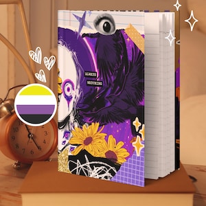 Pode incluir: Um diário de capa dura com um design de colagem apresentando um grande pássaro preto, um olho, girassóis amarelos e detalhes em roxo. O texto "ALWAYS WATCHING" está impresso na capa. As páginas brancas pautadas são visíveis à direita.