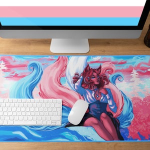 Peut inclure: Tapis de souris rectangulaire avec une illustration vibrante d'une personne aux cheveux roux et un schéma de couleurs bleu et rose. Le design comprend une figure stylisée et un paysage avec une bordure bleue. Un clavier et une souris blancs sont au premier plan.