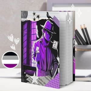 Puede incluir: Un cuaderno con una ilustración gráfica en morado y negro de una persona con sombrero fedora y un cuervo posado encima, rodeada de naipes, estrellas y un collage de periódico. El cuaderno tiene páginas rayadas y encuadernación en espiral.