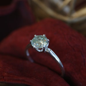 Solitaire ring, engagement ring, engagement ring, 925 silver, size 48, brilliant-cut moissanite 0.67 Carat, 5.8 mm, VVS, "off white green"