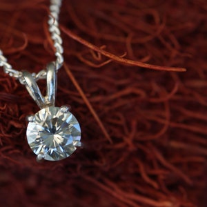 Pendant with brilliant-cut moissanite, 0.72 Carat, VVS "off white" with 925 silver setting
