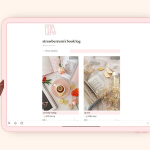 以下が含まれることがあります： 「strawberryrum's book log」というウェブサイトのスクリーンショットで、本、お茶、花の写真が2枚あります。 「currently reading」と「up next」というテキストが表示されています。