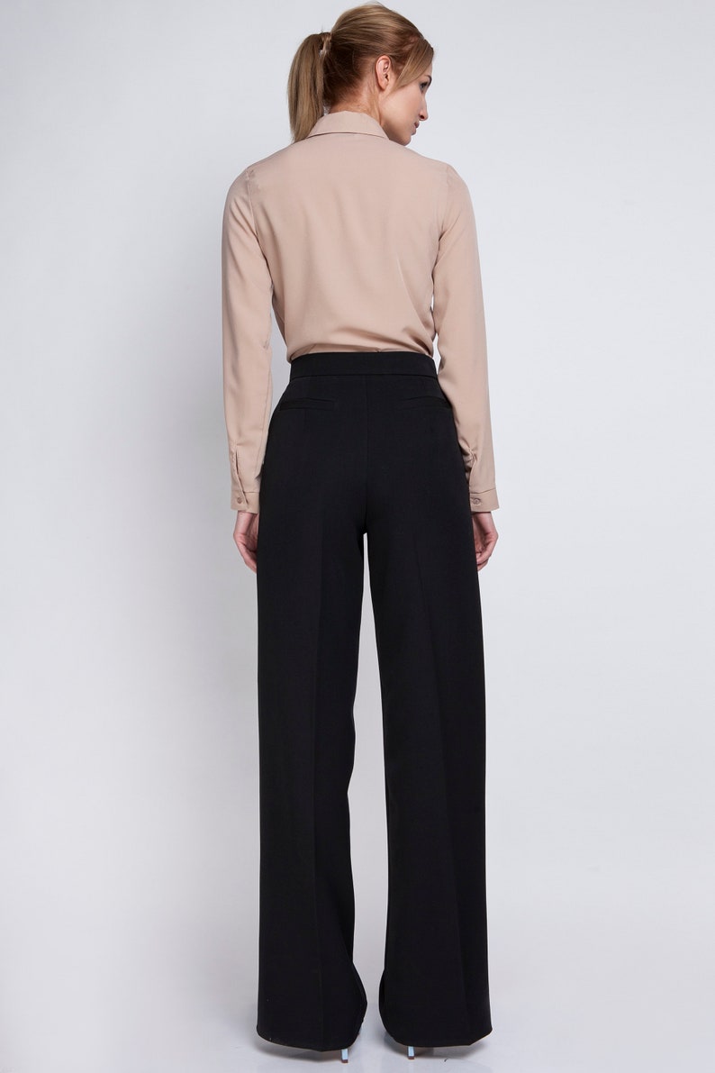 Classic trousers with high-waisted