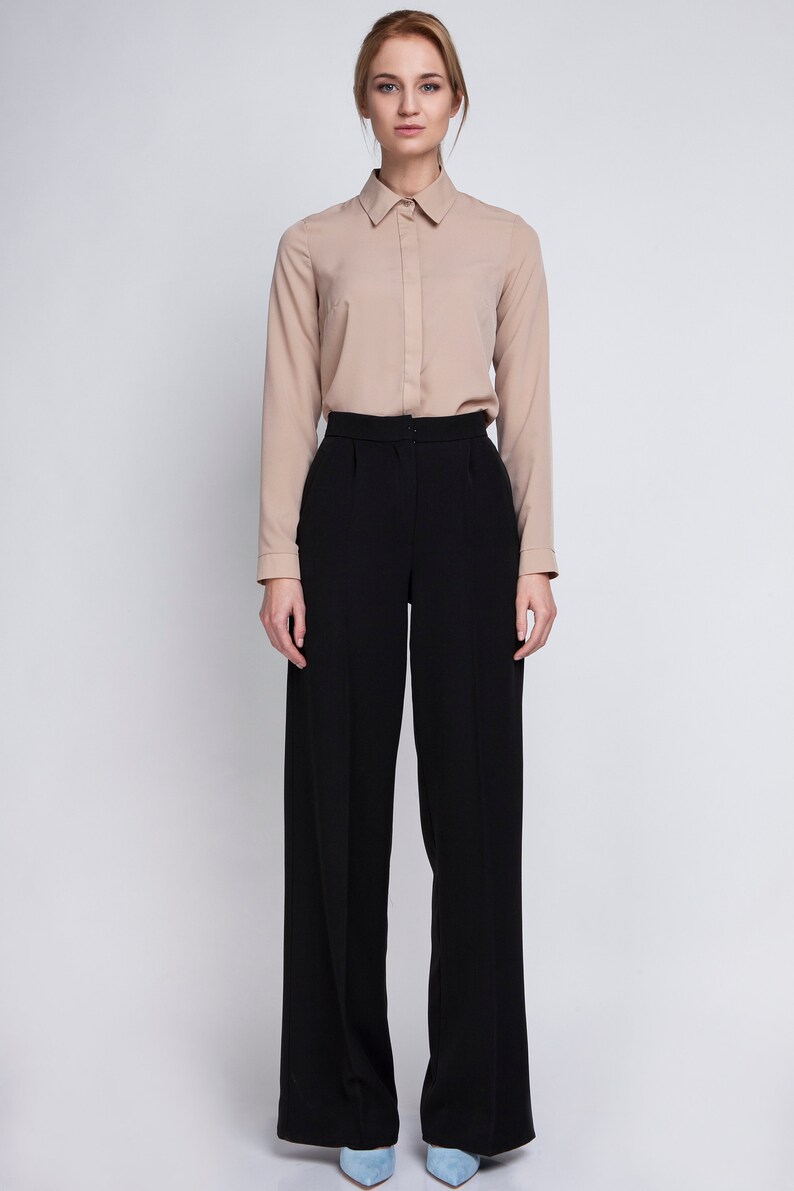 Classic trousers with high-waisted