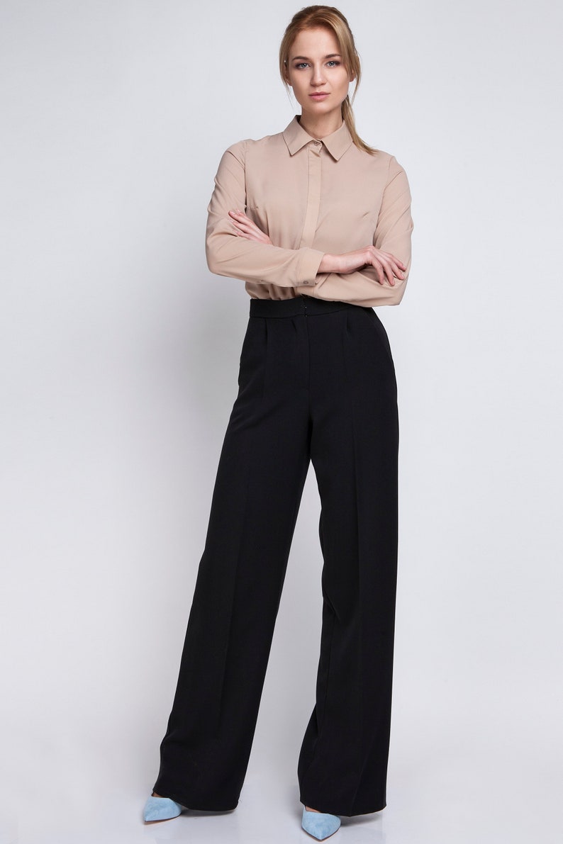 Classic trousers with high-waisted