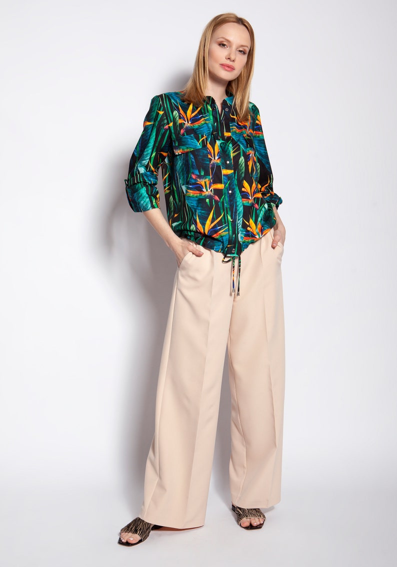 Classic trousers with high-waisted
