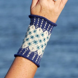 FROZINA Sterne  blau blau  petrol gestrickt handgestrickt Pulswärmer Stulpen Armstulpen Handstulpen fair isle unikat  hellblau Perlen